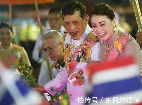 42岁苏提达是好母亲将小女孩高高举起，担心被奢华腰封划伤