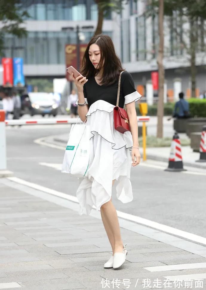 时尚 黑白相间的连衣裙,搭配红色时尚单肩包,穿出清新又减龄的少女感