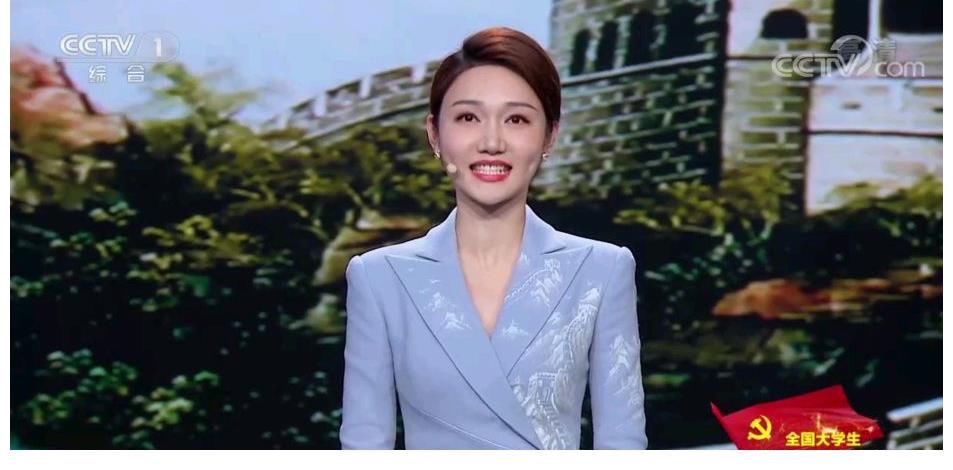 大會(huì)|龍洋再挑央視“大會(huì)”主持重任，與謝穎穎兩代當(dāng)家花旦同框比美