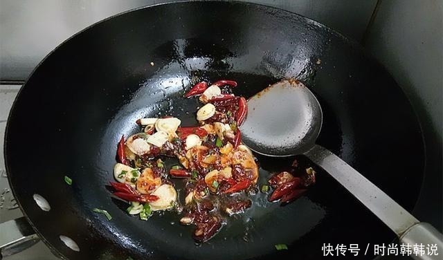 医生不会告诉你，这蔬菜是强碱性食物，补血防脱发，年纪大要多吃