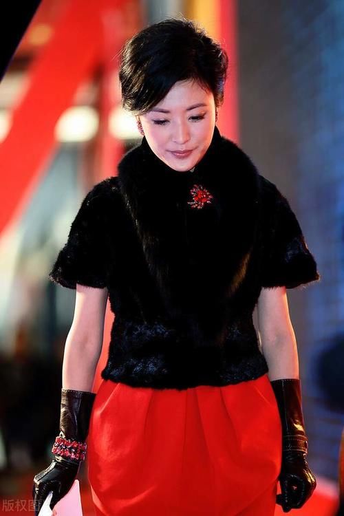  教科书|周涛素颜也很美，波点上衣配烟管裤时髦洋气，中年女人穿搭教科书