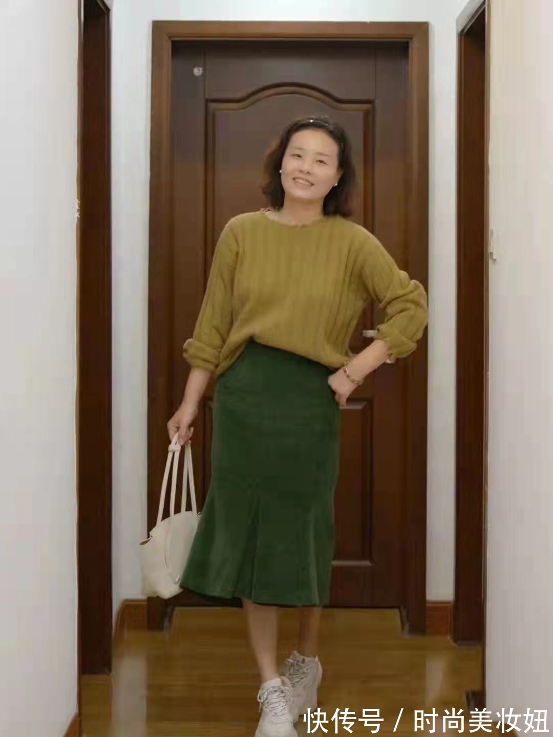 西部牛仔|60岁的女人,上衣+半身裙怎么搭才时髦?教你4组百搭公式,美又嫩