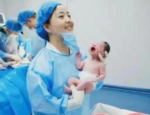 新生儿|助产大夫被新生儿“碰瓷”,网友调侃这么记仇,长大后不好惹