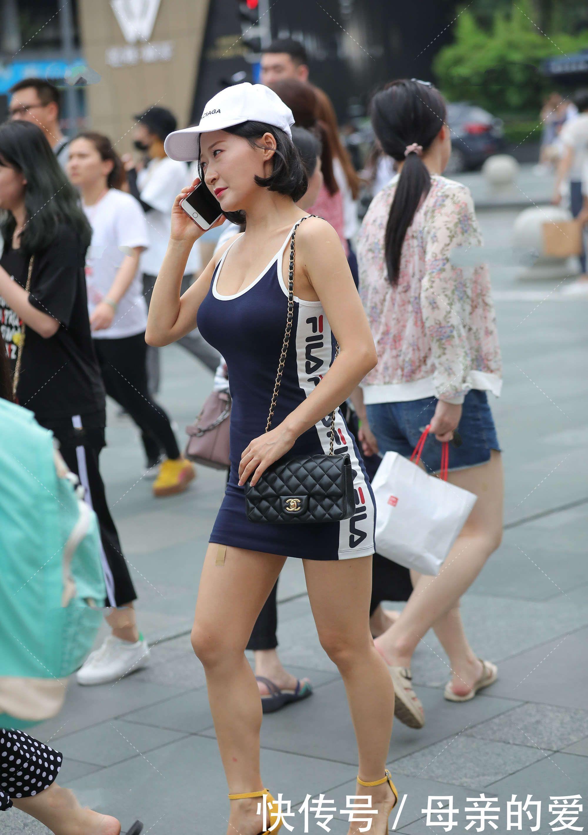 黄色|休闲连衣裙混搭风十足,搭配黄色高跟鞋有个性,穿搭新奇时尚