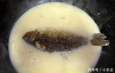 无论煮什么鱼汤, 只要多加这“2味”! 保证鱼越煮越香, 汤越煮越白