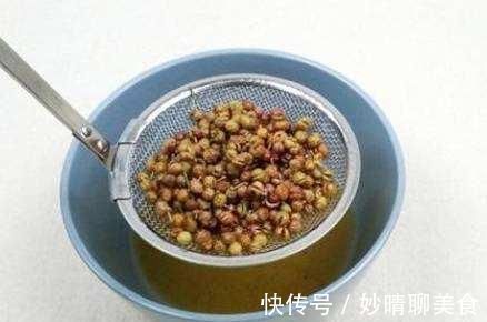 冬天吃酸菜馅饺子，学会正确的调馅方法，饺子味香纯正，特别好吃