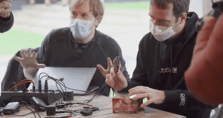 直播|老外花数十万美金买了盒古董宝可梦卡牌，直播拆封才发现是赝品