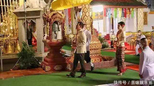 诗妮娜能屈能伸,今陪玛哈共出行,此时地位太不易