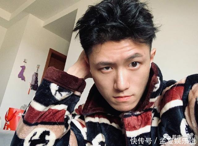 阳光帅气|183cm筋肉大学生酷爱穿灰裤子,这身材太上头了