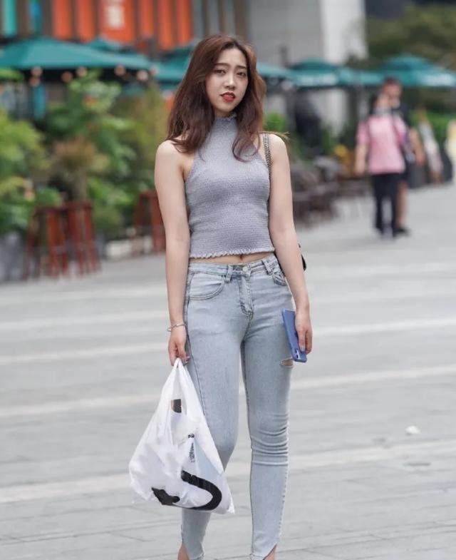 穿搭|路人街拍,小姐姐穿时尚挂脖T恤,干练不失柔美