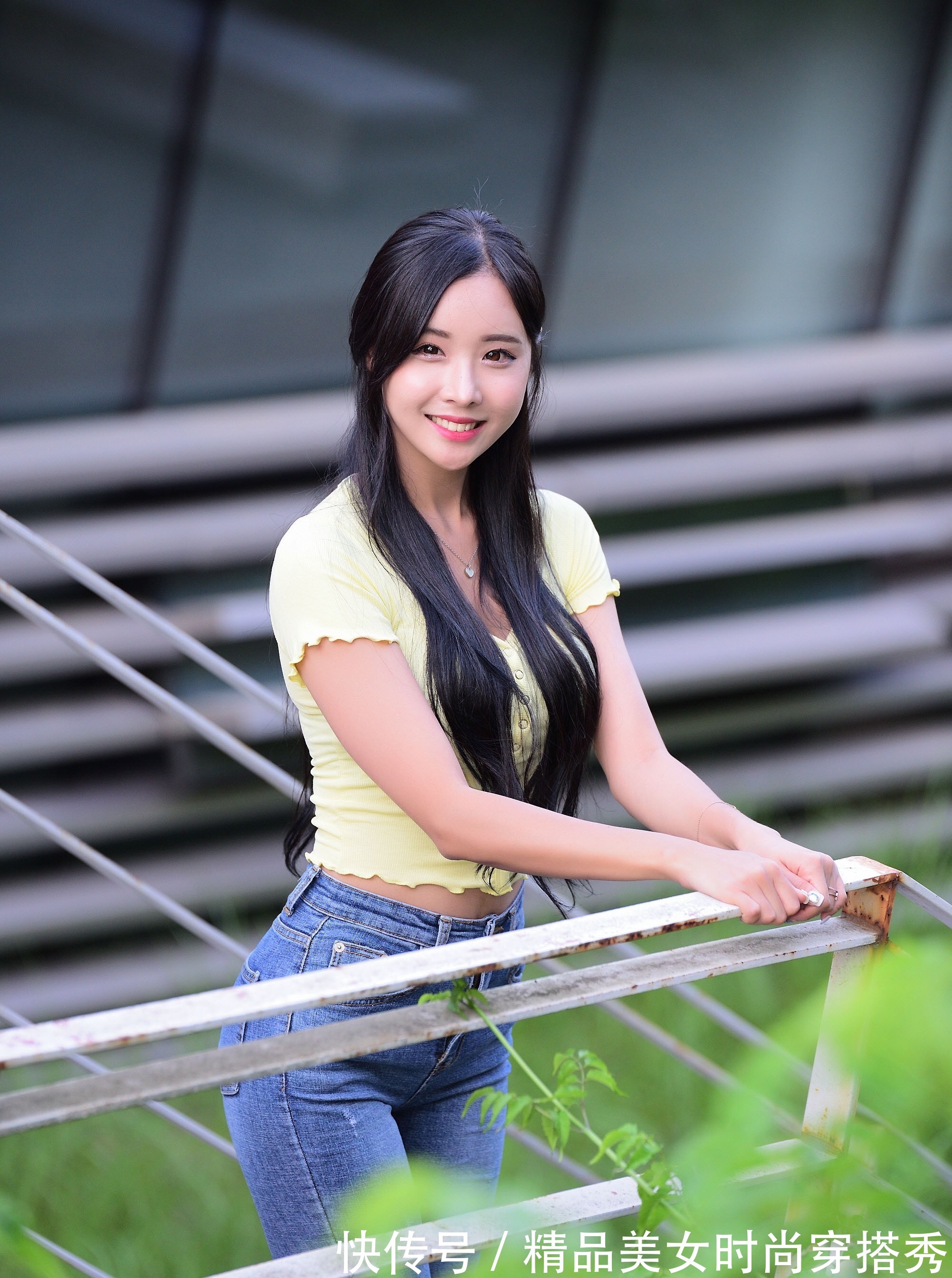 上衣 牛仔裤搭配什么样的上衣比较好看?这样的搭配就很时尚耐看