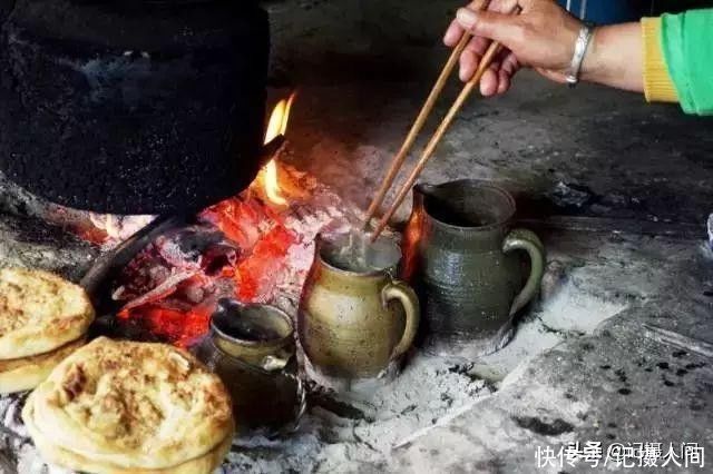 甘肃武山，吃着酥脆的油饼，喝着醇香的罐罐茶，是人生一大乐事