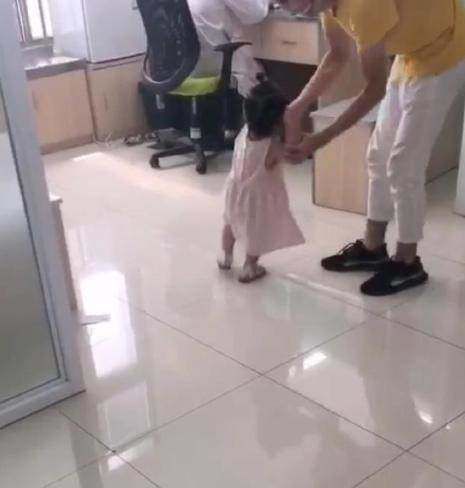 萱萱|2岁女儿打完预防针后，非要找医生“报仇”，爸爸忍不住笑翻了