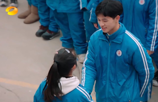 少年说高二女生勇敢向学长表白,看清他颜值后,全校女生沦陷!