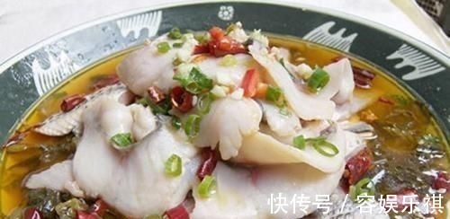 做酸菜鱼，鱼片别直接下锅煮！大厨教你一招，鱼肉嫩滑好吃又完整