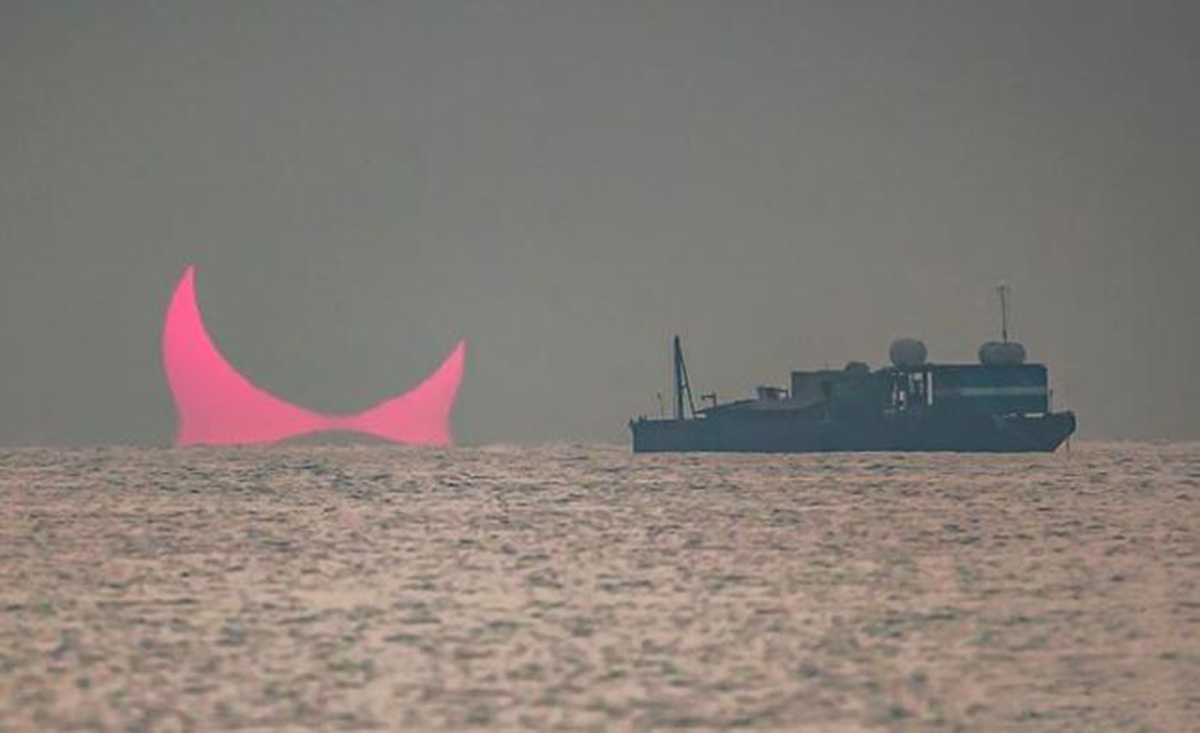 奇闻日月同辉,千年难得一见的奇景,海平面升起“魔王之角”