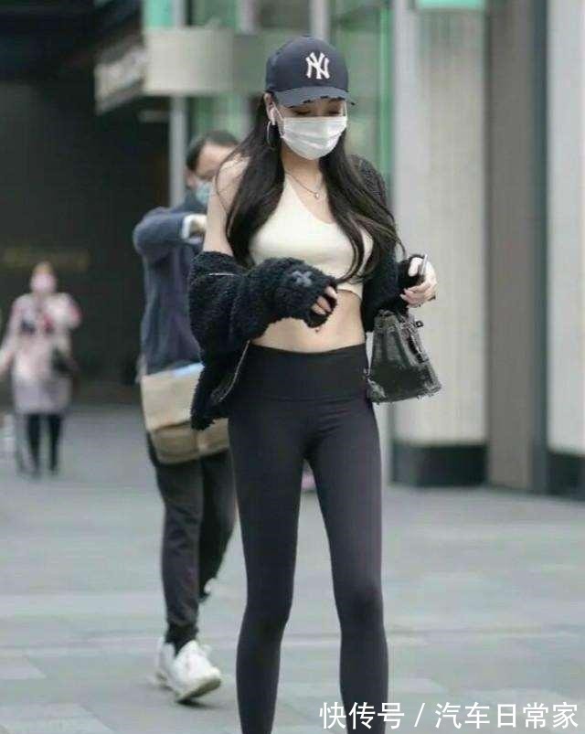 洋气 简单搭配的打底裤上身特别洋气,展现迷人体态,美感十足!