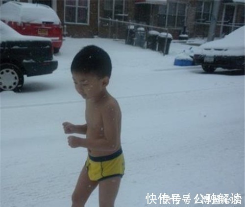 小男孩|那个3岁被逼雪地裸跑,接受“鹰式教育”的小男孩,如今已认不出