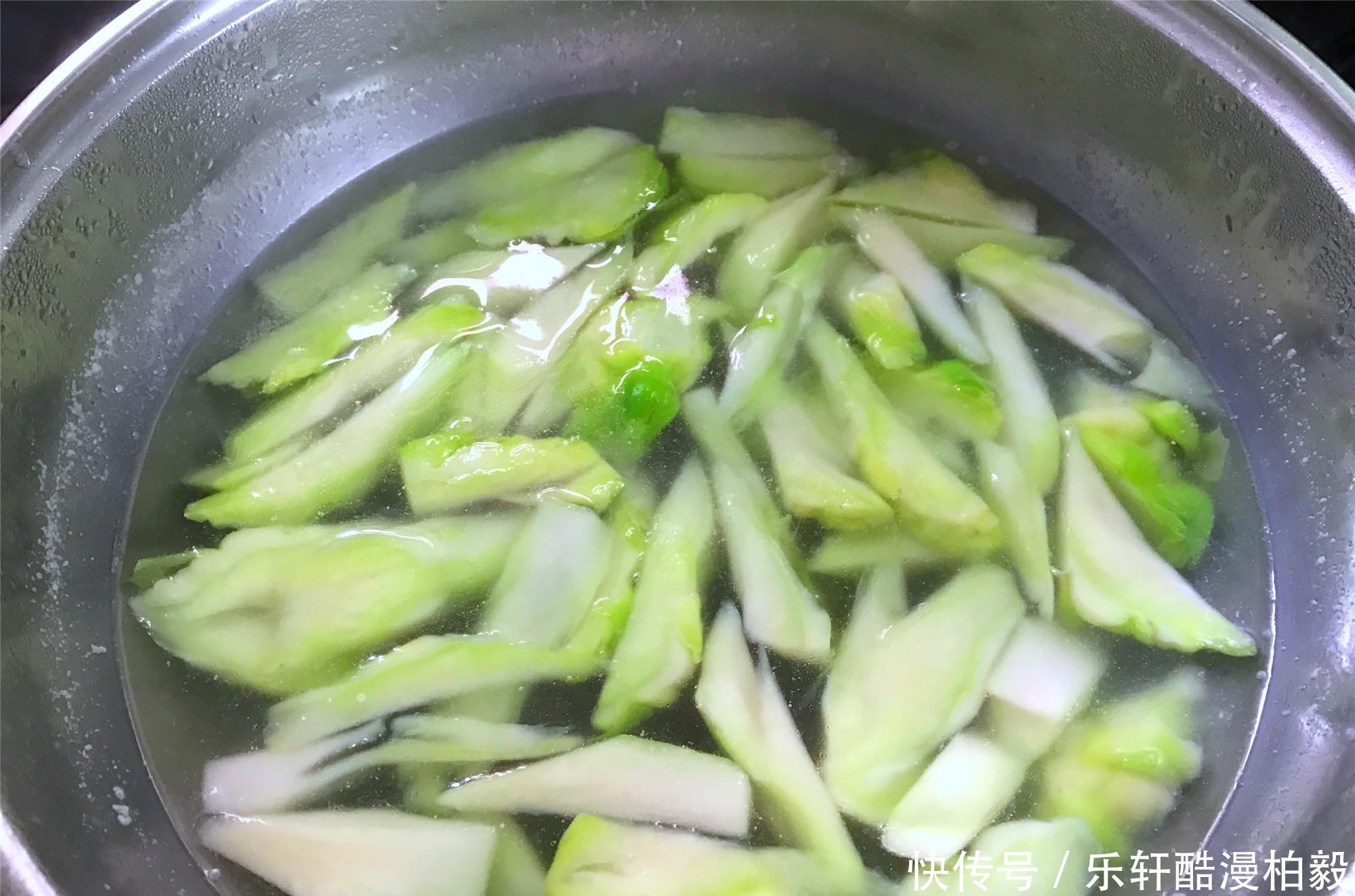 它没有肉菜贵，但在蔬菜中算是贵的，不过营养价值对得起它的价格