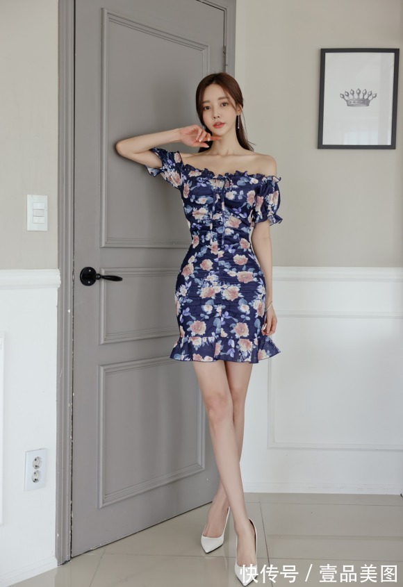 时尚搭配|女神孙允珠的时尚搭配:菖蒲青蓝琉璃水韵碎花鱼尾裙