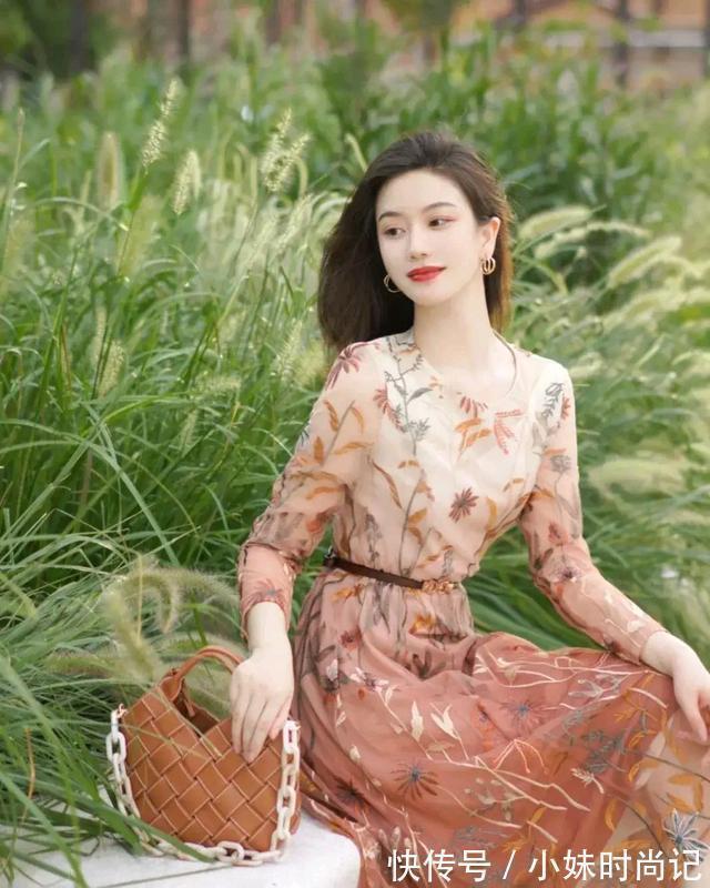 卡其色 卡其色包身与裙子相呼应,把秋日感拉满,与秋天撞个满怀