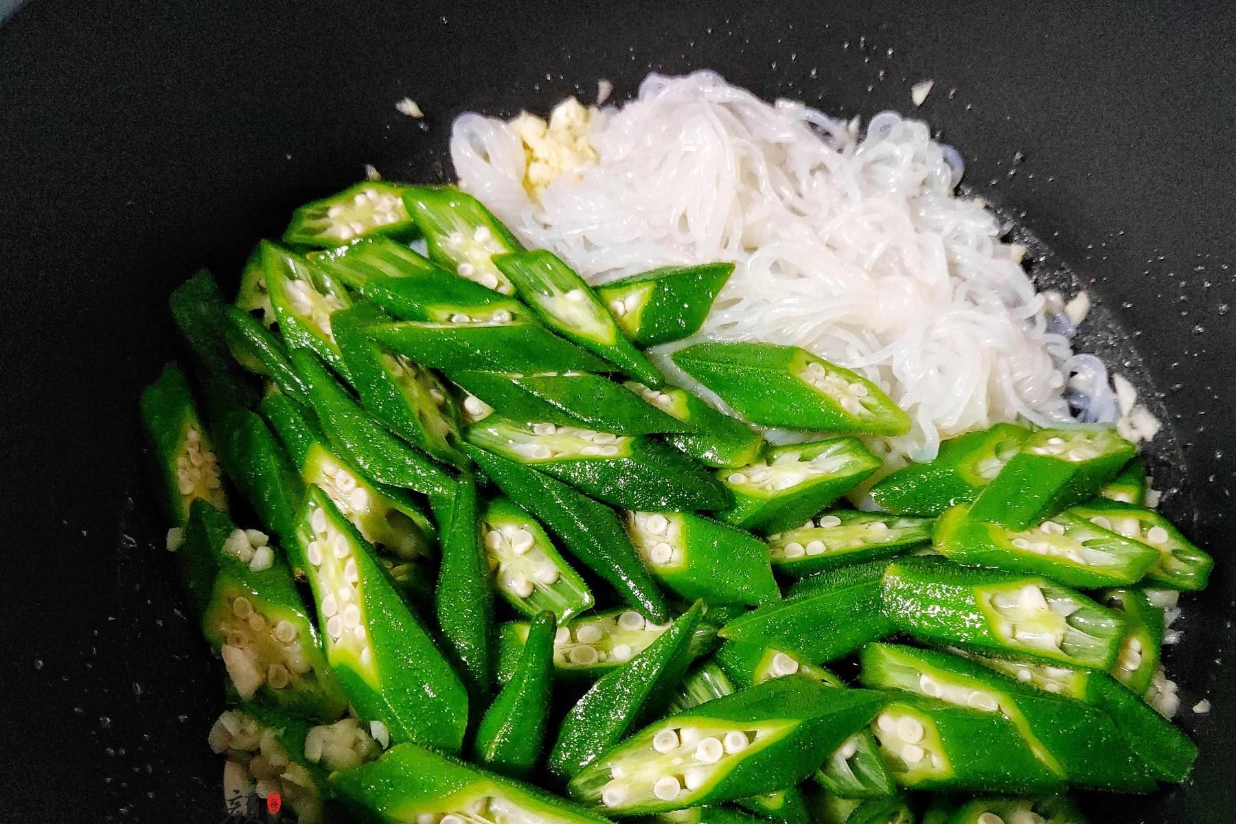 小厨|秋葵和它是绝配，炒一炒就上桌，爽滑鲜嫩营养高，好吃停不下筷子