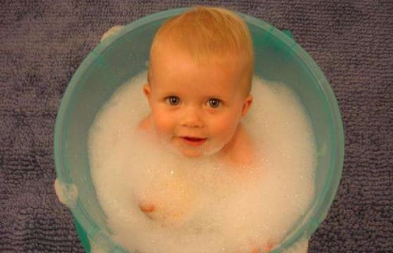 得知|8个月女宝宝身上臭味不消，洗澡也不行，宝妈得知原因后悔不已