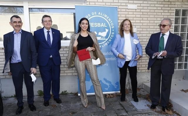 西装套装|C罗的女友身材太好了, 搭配外套都很妩媚, 能秀出自身女人味