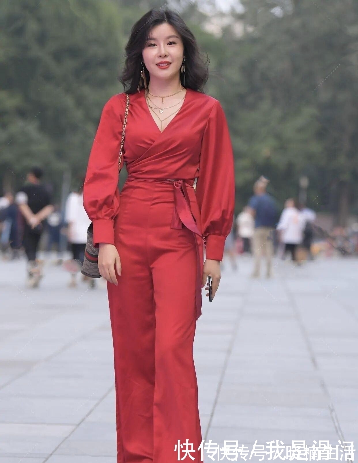 紧身裤 “小肚子”的克星,“托腹裤”横空出世,迅速占领了各地街头!