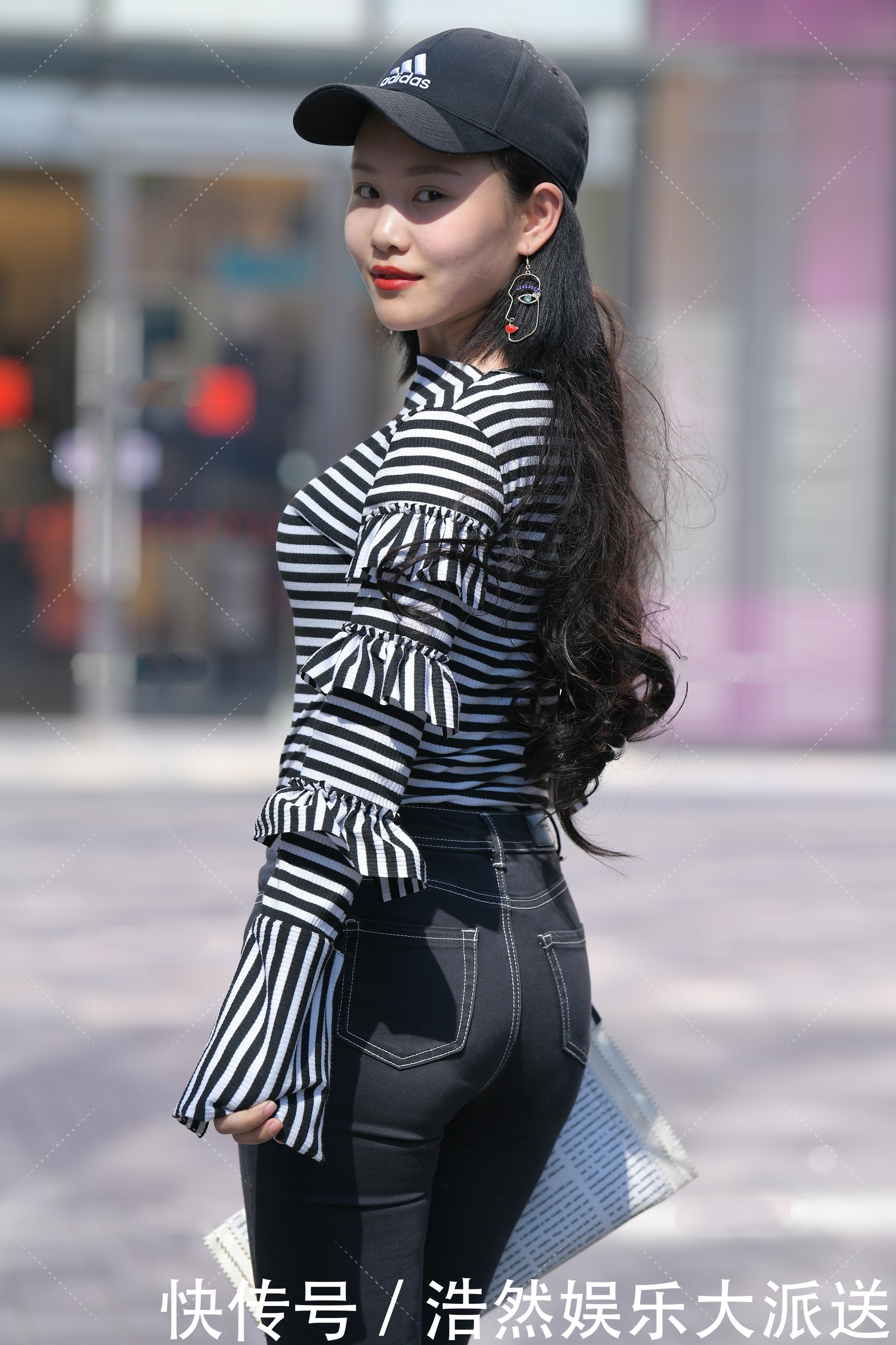 黑白条纹上衣搭配牛仔裤，简单低调，又精致时尚