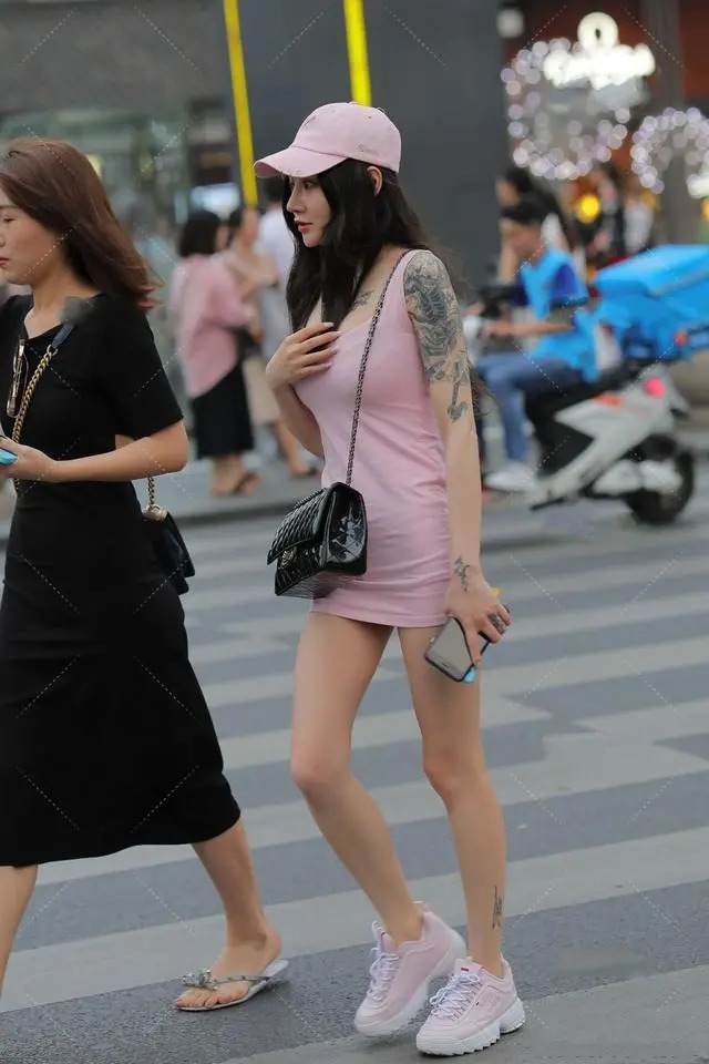 包臀 粉色包臀短裙搭配粉色运动鞋,一身粉的穿搭,更显粉嫩可爱