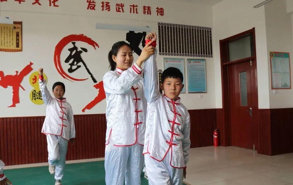 宁津县龙槐小学：课间练练拳 养身又养心