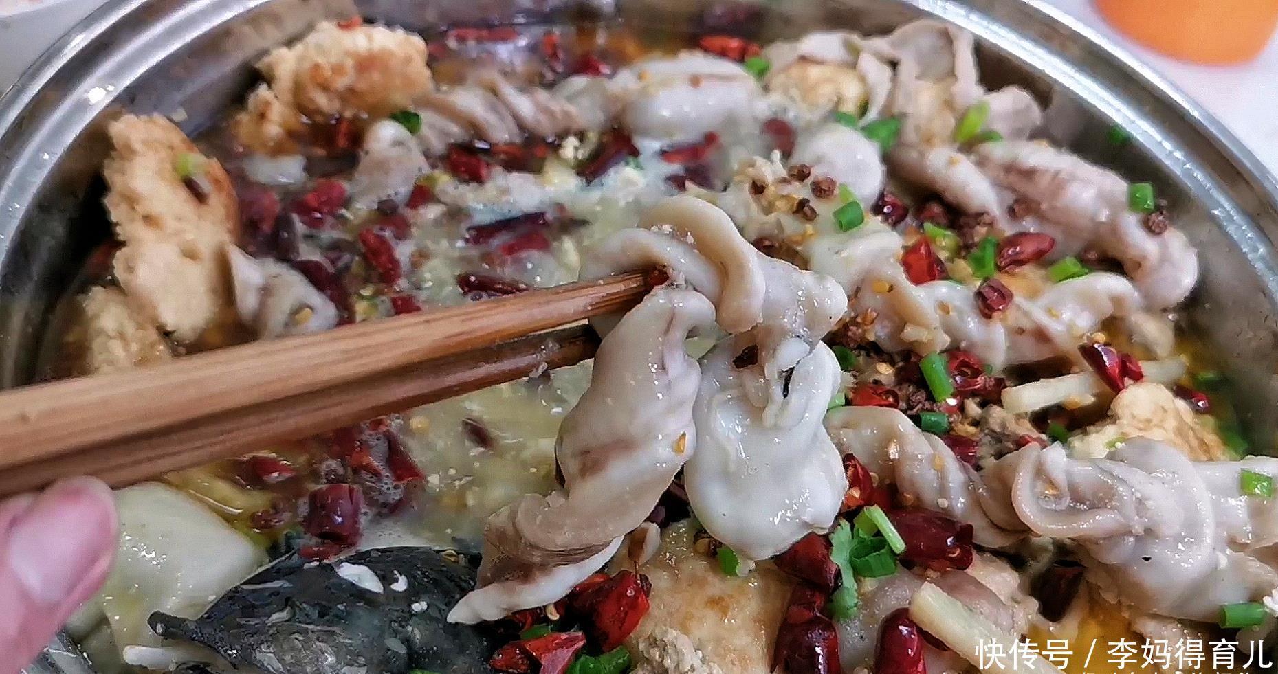 鱼杂火锅的做法,鱼籽入口即化,鱼泡爽滑脆口,味道很正宗