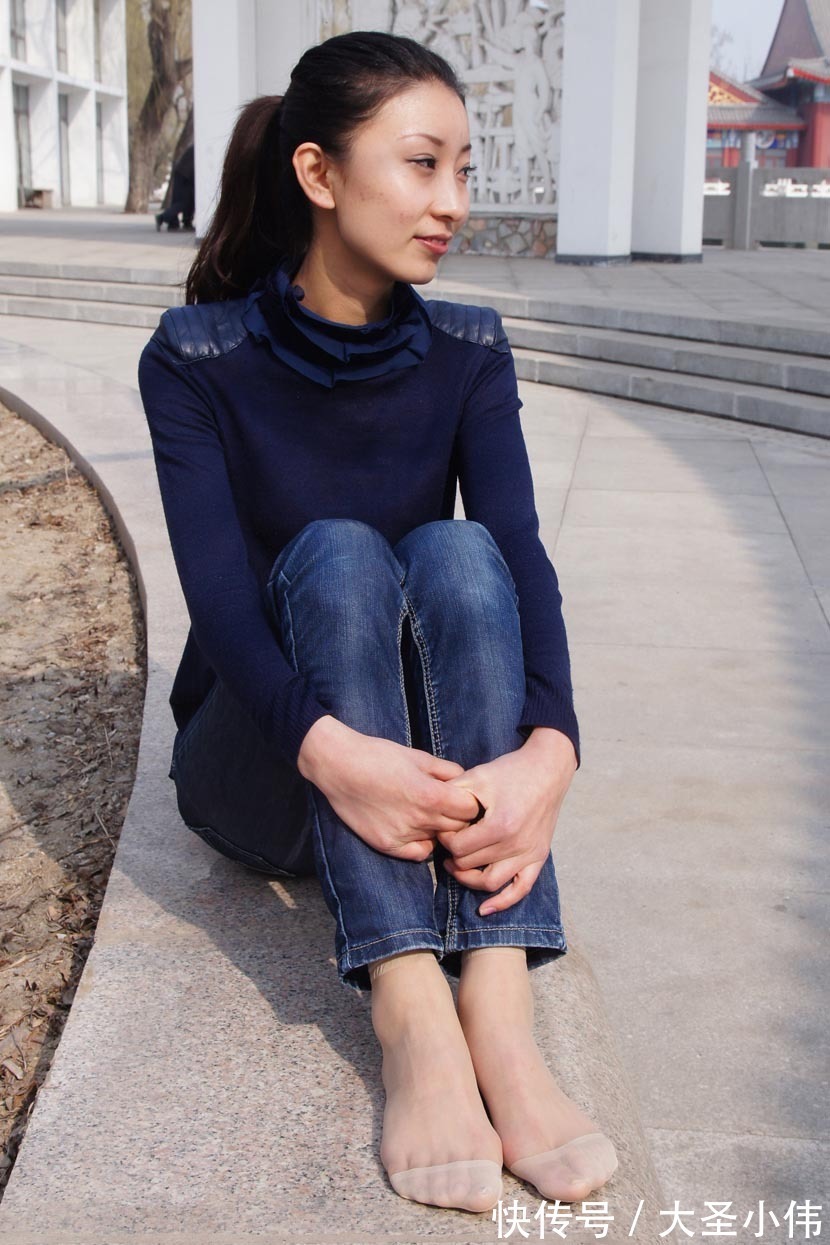 墨镜|美女街拍:墨镜牛仔裤美女