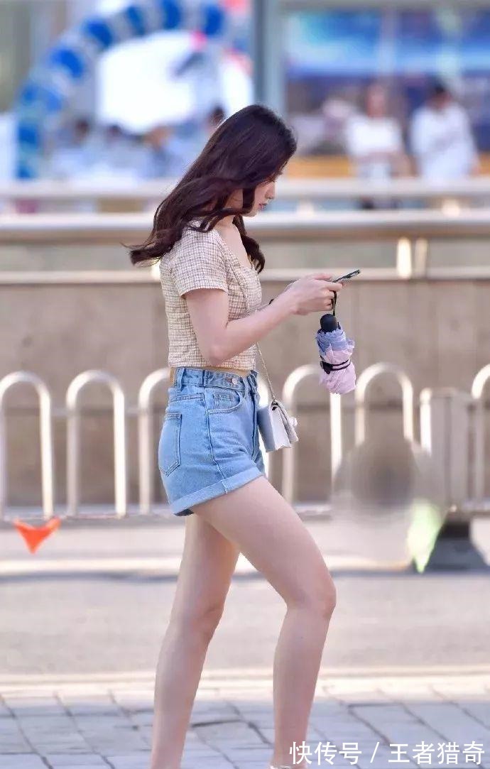 舒适|时尚街拍牛仔热裤勾勒出女神的成熟魅力