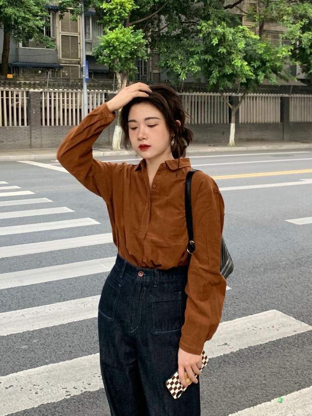 秋冬|普通人也适合穿的风格,棕色衬衫+黑色牛仔裤,保暖又时尚