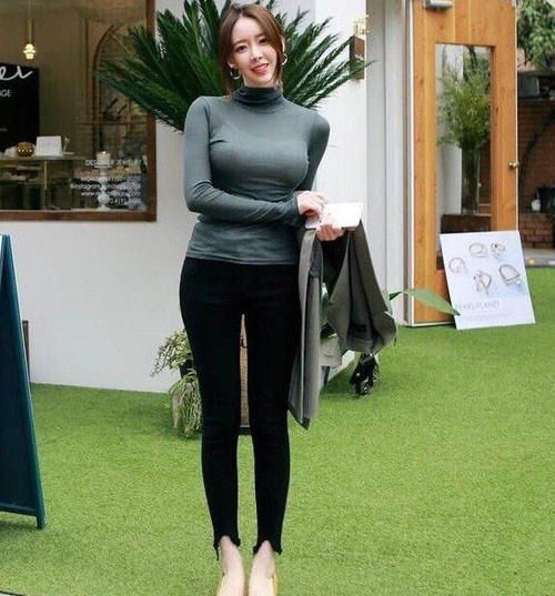紧身|美女穿搭：小姐姐爱穿紧身打底裤，显得知性优雅，很有吸引力！