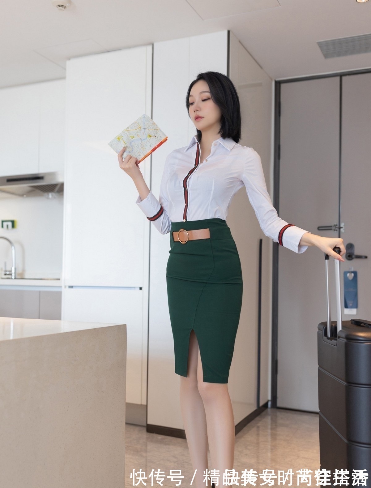 俏皮感 白色的衬衫下搭墨绿色的半身裙,做一个优雅的女人