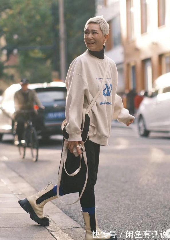 马丁靴 60岁奶奶才不服老,穿高帮靴骑单车出门,一头白发还剪寸头太拉风