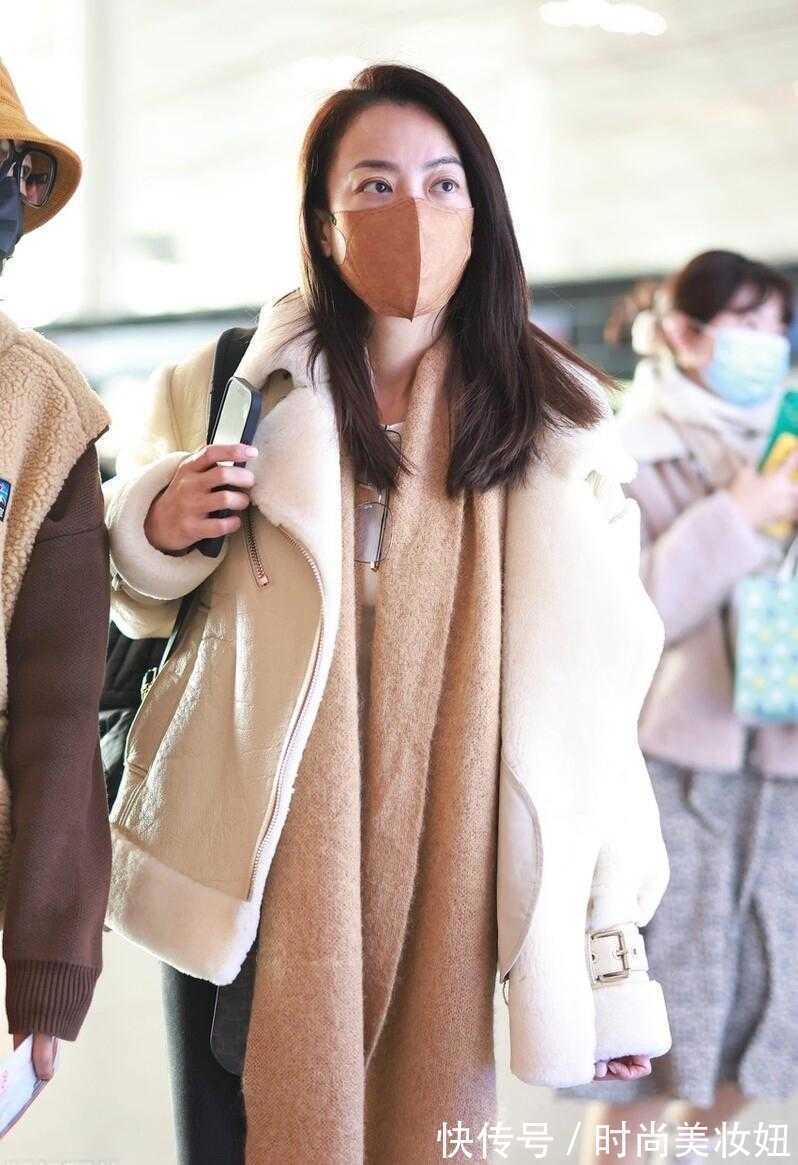 毛绒|霍汶希衣品不输女明星,穿毛绒外套+小脚裤,配小白鞋超减龄