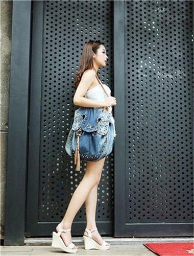 街拍:美女白色吊带长裙配高跟鞋,成熟有魅力,时尚知性