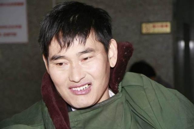 天差地别的王小丫和草帽姐一个低调无冕之王，一个浮夸遭人唾弃