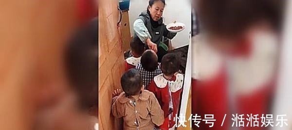 孙子|自从有了四胞胎孙子后, 奶奶在家喂饭都是这样式的, 看完不许笑!