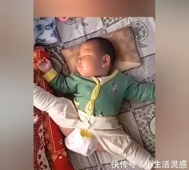 小宝宝|孩子正熟睡,妈妈掀开被子一看妈呀,睡姿太奇葩了!看完已笑喷!