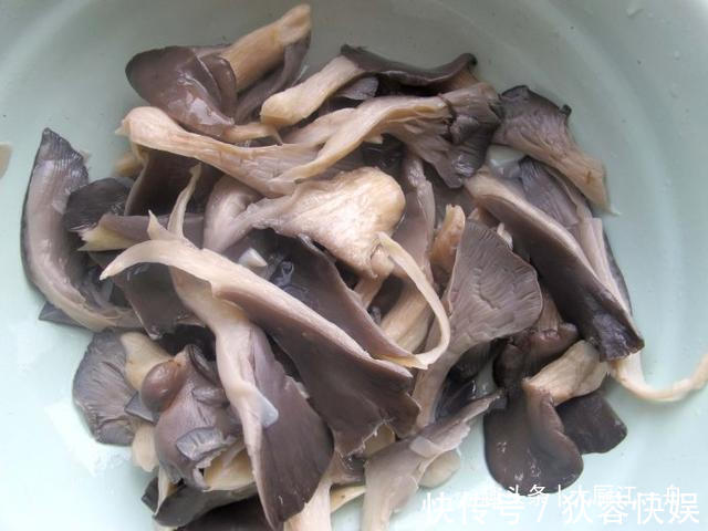 正确做法|椒盐蘑菇要不要焯水，很多人做错了，难怪不酥脆，教你正确做法