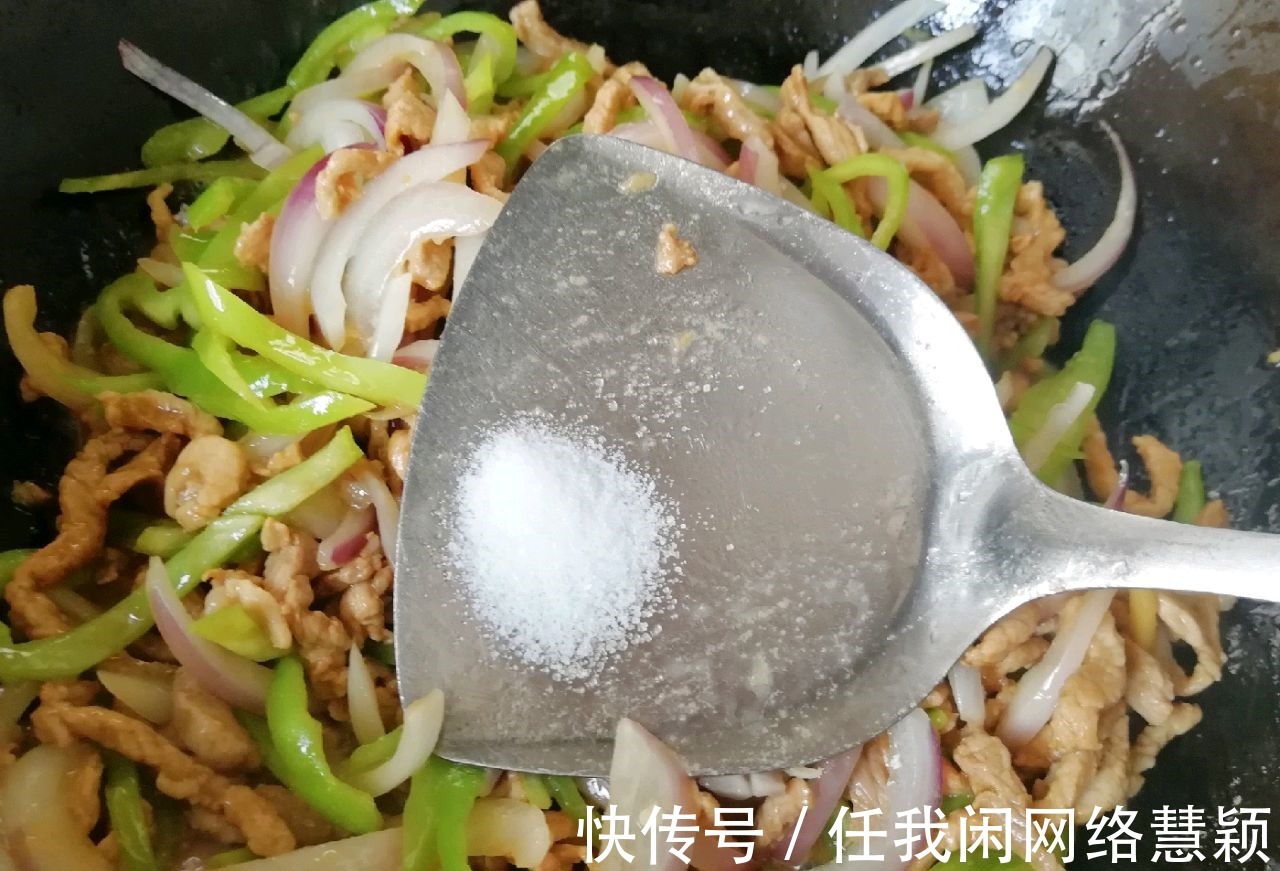 孜然炒肉这样做，满满的烧烤味，焦香脆口，香辣下饭