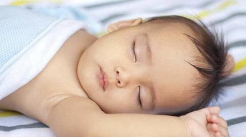 心理学家：孩子常用这“姿势”睡觉，暗示内心很孤单，家长别忽视