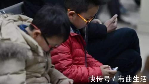 人生|妈妈,我想玩手机,两位妈妈不同回答,决定孩子不同的人生格局