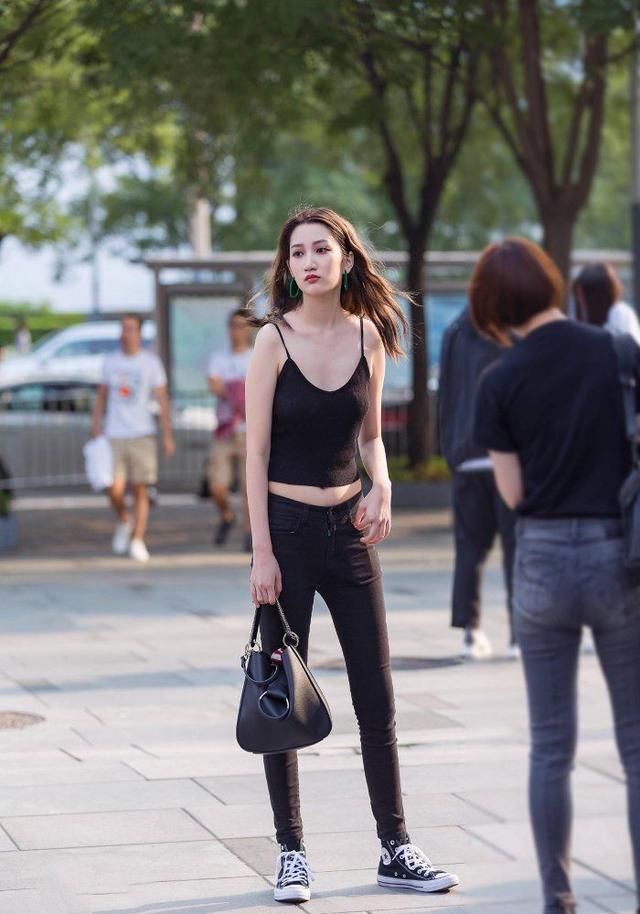 利用斑纹元素来增加时尚效果，增加造型亮点