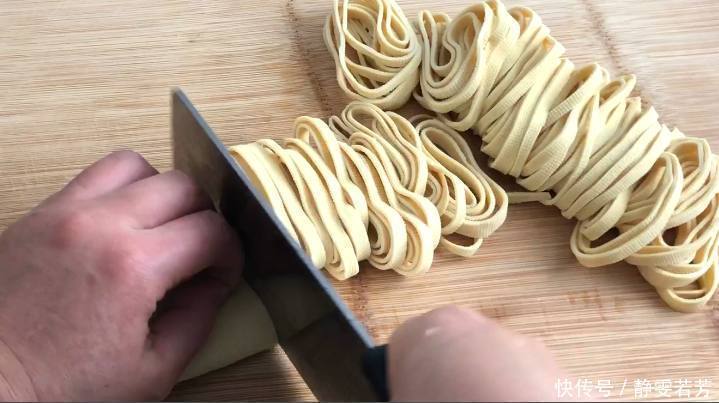韭菜|豆腐皮不要炒韭菜了，教你个简单新做法，吃一口上瘾，比肉都香